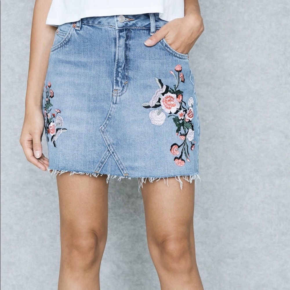 NEW TopShop Women’s Embroidered Floral Denim Skirt - Picture 3 of 7